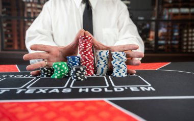 Poker oyuncularına yakın çekim. Poker fişleri. Kumarhanede 21, kumar konsepti.