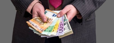 Takım elbiseli iş adamı Euro parası, nakit para konsepti