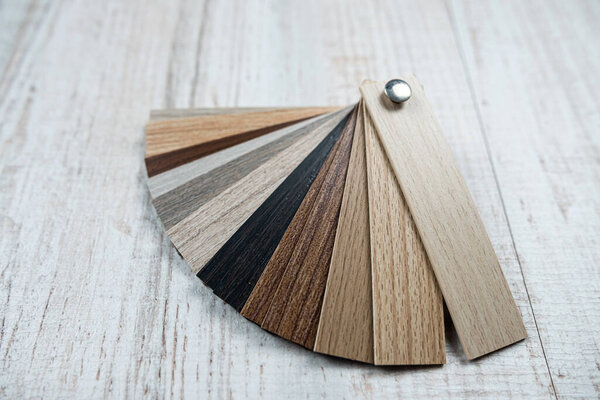 различные образцы ламината деревянного цвета для проекта реконструкции жилья. Архитектура и строительство