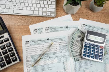 1040 Bireysel Gelir Vergisi Formu, Kalem Hesap Makinesi ve Dolar Faturaları. Ödeme vergisi zamanı