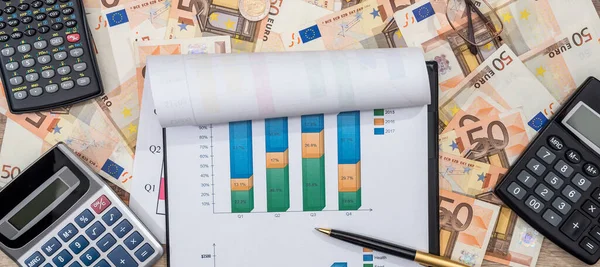 İş grafiği şeması üzerine Euro banknotları ofis masasında. Mali ve iş planı
