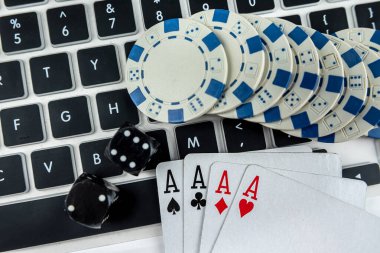 Bilgisayarlı online poker oyunları, iki siyah zar ve kumarhane fişleri. Kumar konsepti