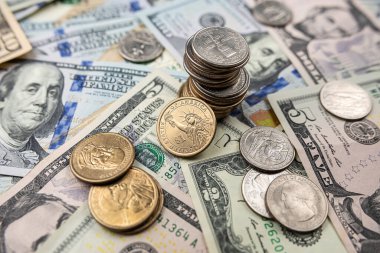 Bozuk para ile Amerikan para kağıtları. Finans veya enflasyon kavramının korunması