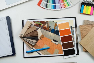 Ofis masasında çizim planı olan ahşap renk örnekleri, yaratıcı işler. Teknik çizimler üzerinde çalış