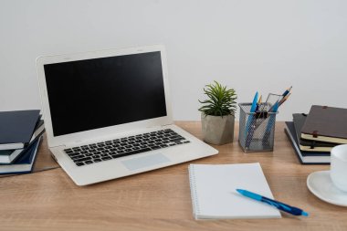  Boş deftere dizüstü bilgisayar kalemi ve ofis masasında fotokopi alanı. Kimse.