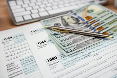 Vergi ödemesi, 1040 dolarlık dolma kalem ve banknotlar. Vergi ödeme zamanı.