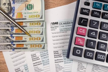 1040 Bireysel Gelir Vergisi Formu, Kalem Hesap Makinesi ve Dolar Faturaları. Ödeme vergisi zamanı