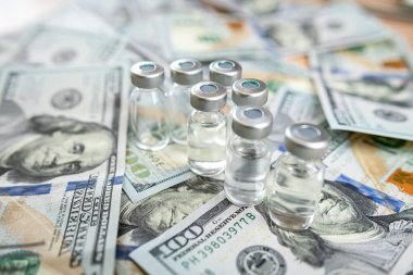  COVID-19 ya da dolarların arka planında şişedeki diğer aşılar. Sağlıklı yaşam tarzı, eczane konsepti