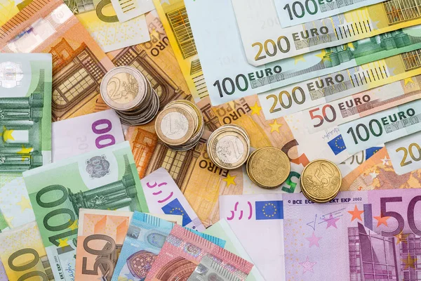 Tumpukan Kertas Euro Dengan Koin Logam Tutup Konsep Ekonomi Dan Stok Gambar Bebas Royalti