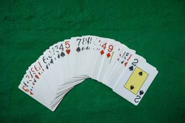 Kumarhanede yeşil masa arkasında poker oynayan bir poker oyuncusu. Kumar konsepti