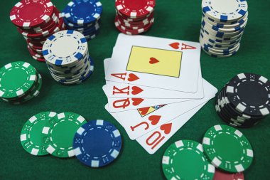 Kazanan kombinasyon Royal floş ve kumarhane masasında cipsler. Kumar konsepti