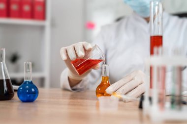 Kafkas kadın bilim adamı sıvıyı şişeden şişeye karıştırdı. Biyokimya ve moleküler biyoloji deneyi