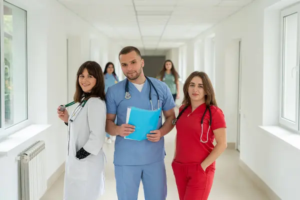 Група Чоловіків Дві Жінки Медсестри Стоять Лікарняному Коридорі Послуги Охороні Стокова Картинка