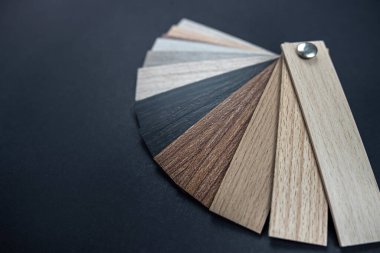 İç tasarım ya da dekorasyon için mobilya malzemesi örneği. Ahşap renk kataloğu doku ya da kalıp olarak. Endüstri için zemin katı. Tahta parçaları.