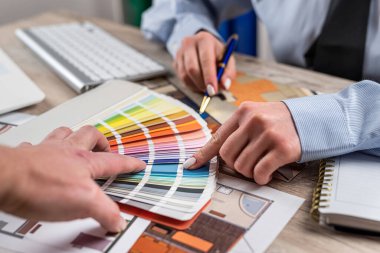 Mimar planı ve renk paleti setiyle kadın iç mimar çalışması. Gelecek onarımlar için tüm renkleri seçin