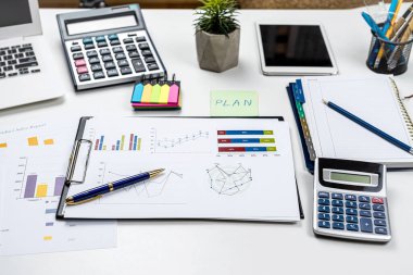 İş grafiği dokümanları, hesap makinesi, ofis masasındaki malzemeler. Üst Manzara. Kaydetme kavramı