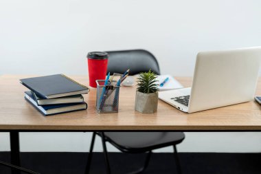 Not defteri hesap makinesi dizüstü bilgisayarı, kahve ve klavyesi olan bir iş yeri. Serbest çalışmak için ofis masası ya da ev masası 