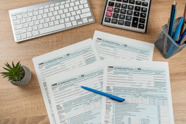 Kalem kaluclator 1040 vergi formu ofis masasında, muhasebe konsepti. Vergi zamanı