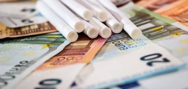 Euro 'nun Para AB sayfasında sigaralar var. Yüksek tabu fiyatları kavramı. Sağlıksız yaşam tarzı