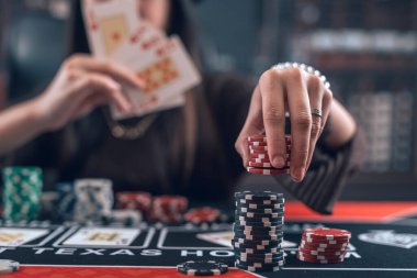 Kumarhanedeki güzel beyaz kadın oyuncu büyük bir kazanan için bahis oynar. Gamblinf konsepti, profesyonel poker oyunu