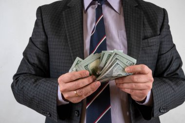  Genç işadamlarının giydiği takım elbise bize bir dolar kazandırıyor. Finans kavramı