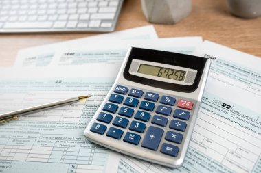 Ofis masasında kalem ve bilgisayar klavyesi olan 1040 vergi formu. Hiç kimse, kağıt işleri muhasebe kavramı.