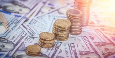 Finans geçmişi olarak dolar banknotları ve madeni paralar. Ekonomi tasarrufu veya değişim kavramı