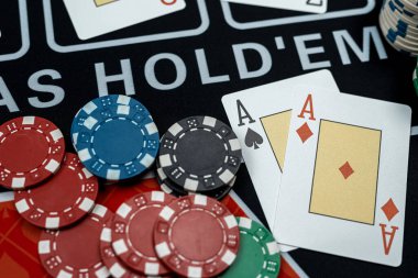 Poker kulübünde kart ve fiş kazanmanın kombinasyonu. Poker oyunu, yaşam tarzı