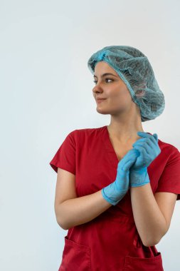 Labcoat 'lu genç bayan doktor kameraya bakıyor, stüdyo shhot. Tıbbi kişisel. Sağlık Hizmetleri