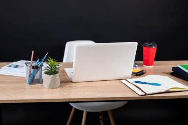 Not defteri hesap makinesi dizüstü bilgisayarı, kahve ve klavyesi olan bir iş yeri. Serbest çalışmak için ofis masası ya da ev masası 