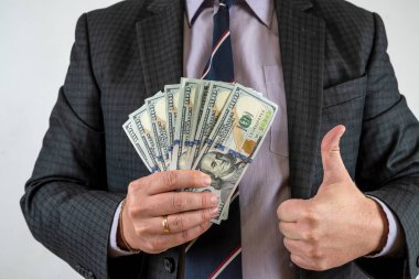 Genç işadamlarının giydiği takım elbise bize bir dolar kazandırıyor. Finans kavramı
