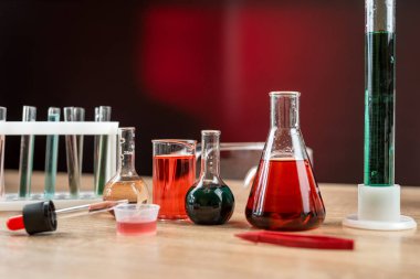 Laboratuar masasında renkli sıvılar olan kimyasal şişeler. Teknoloji bilimi 