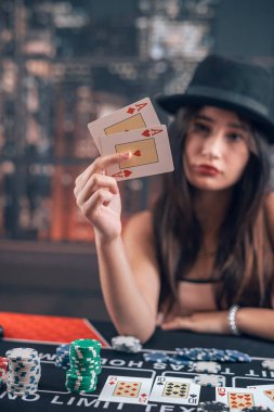  Poker oyuncusu kadın kumarhanede birinci sınıf poker kartı kazandı. Kumar konsepti