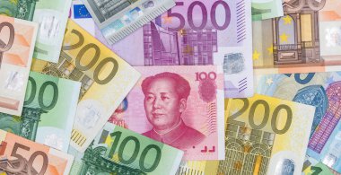 100 Çin yuanı ve euro kağıt banknotlar, para değişimi