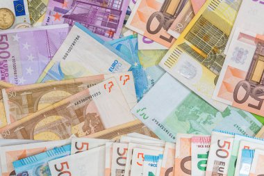Finans sahasında farklı avro banknotları olan bir sürü kağıt. Üst Manzara. Kaydetme kavramı