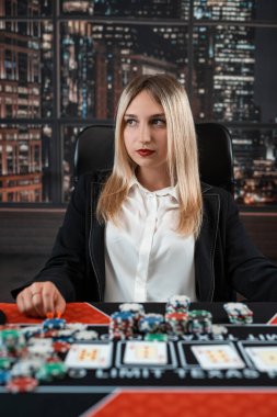 Genç bir kadın kumarhanedeki poker oyununda çiplerle bahis oynuyor. Piyango, kumar konsepti