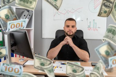 Ofiste çalışan Kafkasyalı zengin bir iş adamı. Yıllık laptop raporu, uçuş doları. Mutlu serbest çalışan adam.