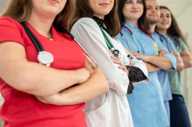 Kafkasyalı tıp öğrencileri kolej koridorunda birleşme giyiyorlar. Öğrenim için hastanede işbirliği. Beş kişi.