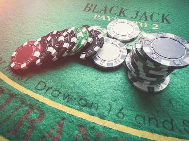 Kumarhane masasında bir yığın farklı poker fişi. Kumar konsepti
