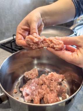 Kadın eli, kıpkırmızı kıymalı köfte yapar. Yaklaş. Çiğ yemek.