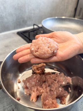 Kadın eli, kıpkırmızı kıymalı köfte yapar. Yaklaş. Çiğ yemek.