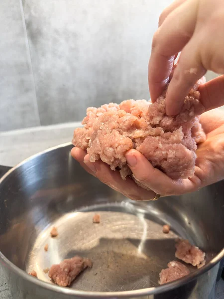 Kadın elleri taze köfteler için kıyma öğütüyor. Çiğ taze kıyma.