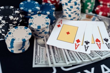 Poker kartları ve çiplerle kumarhane masasında nakit para kazanılır. İyi şanslar.