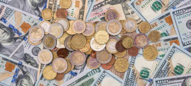 Kağıt paraların üzerindeki sentlik paralar, tasarruf kavramı. Zengin