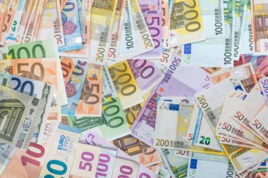 Finans geçmişi olarak 50 100, 200 ve 500 avroluk banknotlar. Avrupa kağıt para arkaplanı. Yatırım ve tasarruf kavramı