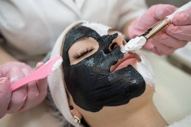 Kafkasyalı genç bir kadının kaplıca merkezinde yatan siyah beyaz portresi. Cilt bakımı ve tedavisi