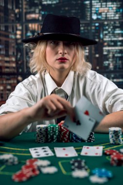 Klasik poker masasında kart dağıtan sıkı bir kız satıcısı. Satıcı bir kadın. Kumarhanede poker. Aldatma