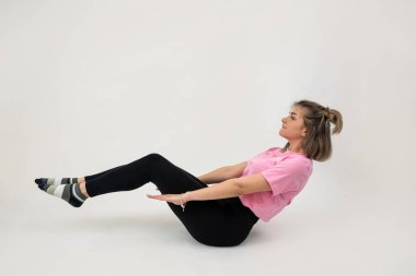 Sportif genç kadın, beyaz arka planda izole edilmiş yoga egzersizi yapıyor. Sağlıklı yaşam tarzı