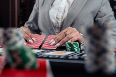 Kadın kumarhanede poker oynuyor. Pokerde oynayan kadın fişleri. Kumar konsepti