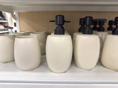 Sıvı sabun için beyaz seramik ya da mağazadaki bir rafta duran şampuan makinesi.